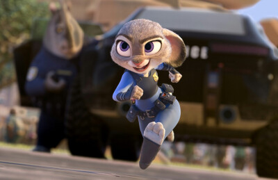 朱迪·霍普斯/Judy Hopps（棉尾兔）动物城的第一个兔子警官。警察局的同僚总是瞧不起她，为了证明自己，她从牛局长手中抢到了一个失踪案，凭借过人胆识发现了案件背后的阴谋，并迫使狐狸尼克与自己踏上了冒险旅程。