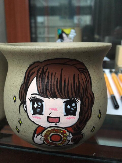 手绘花盆，《欢乐颂》邱莹莹卡通人物