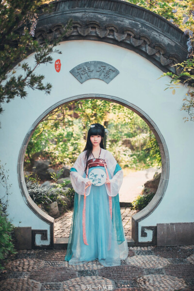 #汉服摄影大赛# #杭州约拍# 乍暖微风初上身， 一一分付细眉均， 绿衣梳对春江水， 隔岸花繁看未真； 凝倩影，带香尘， 去年燕子去年人， 柳丝与我同垂发， 为绾春心为绾君？ 师父：@疯…