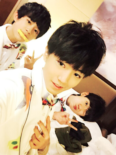 #TFBOYS##王俊凯##王源##易烊千玺#身着自闭症儿童手绘画的西装的公益天使boys~身着自闭症儿童手绘画的西装的公益天使boys~