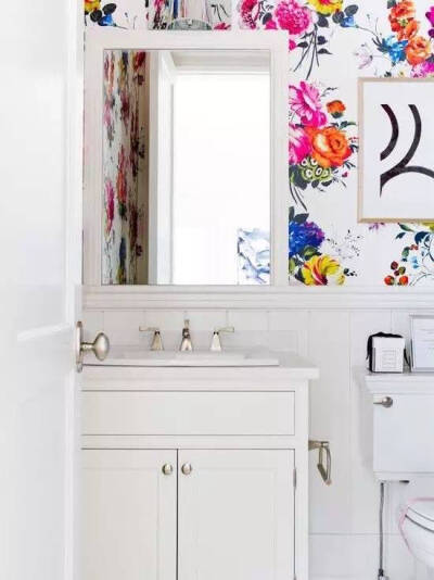 【洗手间玩出新花样】想让洗手间更有格调，可用壁纸来点睛！（选用防水壁纸，提前在墙面做好防水漆，避开淋浴区）