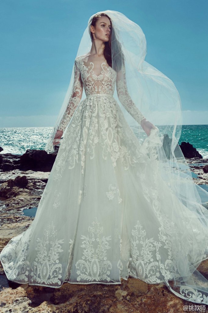 Zuhair Murad S/S 2017 Bridal｜海天一色，白纱飘飘~ ~黎巴嫩设计师 Zuhair Murad 释出2017春夏婚纱系列。一贯的精致大气，还有最为经典的白……太美啦！[色]