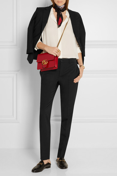 Gucci 2016
秋冬系列为你的衣橱带来一系列经典服饰。此系列中的这款黑色精裁裤装选用奢华的羊毛真丝混纺面料制成，其中混有少量弹力纤维，确保锥形裤穿时更加舒适有型。
压痕处理和及踝的九分剪裁则令单品颇为摩登。…