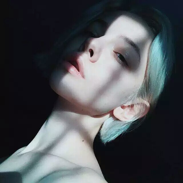 短发女孩也可以性感可爱