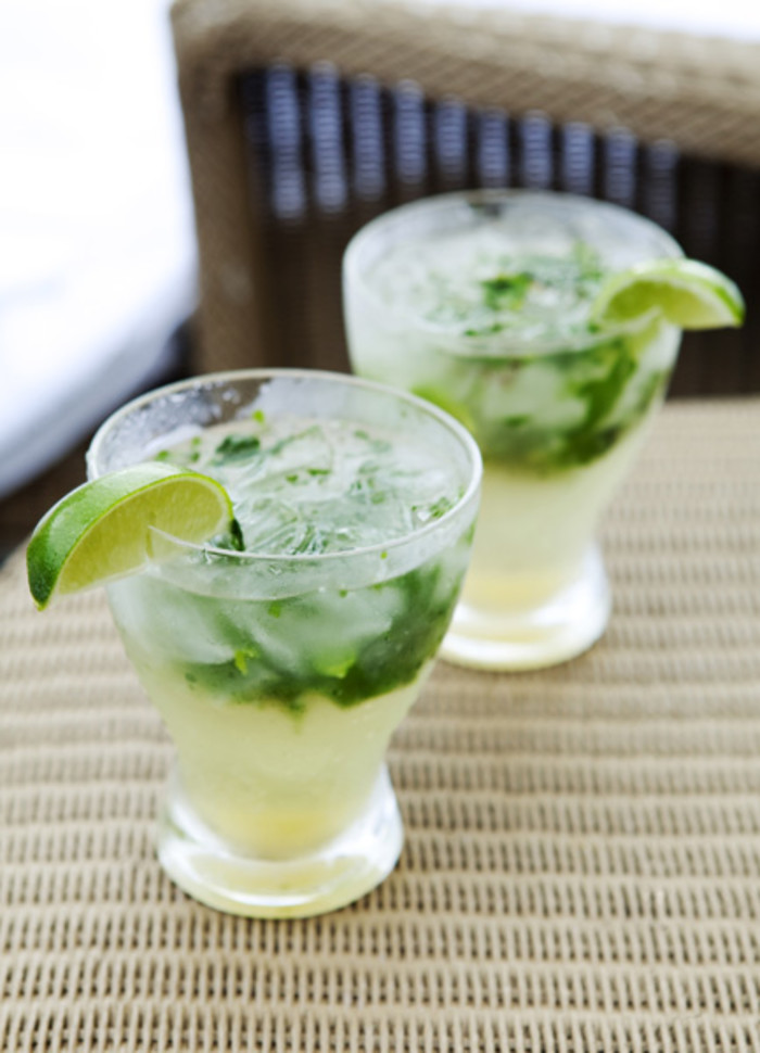 Mojito：Mojito（莫吉托）的“祖先”是古巴的薄荷饮料。在薄荷饮料中加入朗姆酒后，就变成了一款出众的饮品。制作时，把柠檬汁、薄荷叶和糖浆放进杯中，用捣棒挤压薄荷叶，压出薄荷汁水，加入朗姆酒及冰块至八分满，最后加入少量苏打水，并以薄荷叶装饰。