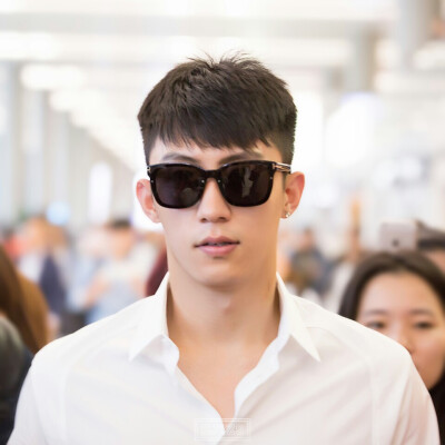 我喜欢你领口解开随意的感觉~ cr.logo