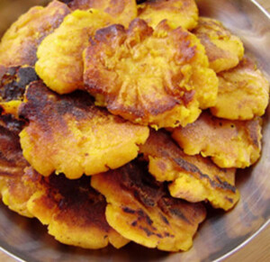 南瓜粘玉米面饼的做法 主料： 南瓜 200克 粘玉米面300 克 调料： 大豆油 白糖50克 盐 2克 1、将南瓜去皮，去籽，切成小块，装入盘中待用。 2、将南瓜块放入锅中蒸熟。 3、取出放入容器中，并压成南瓜泥状待用。 4、加入粘玉米面，白糖。 5、搅拌均匀，和成面团稍微饧一会儿。 6、在饧好的面团中，取出一小块，揉成小圆。 7、将揉好的小面团放入盘中待用。 8、平底锅放油烧热，将小面团压扁，放入锅中煎。 9、将小饼煎至两.jpg