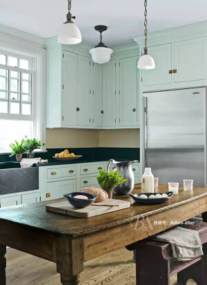 鸟蛋绿既有薄荷绿的清爽味道又多了几分温馨的感觉。卧室中墙壁的颜色使用大面积鸟蛋绿，在柔化夏日炎热氛围的同时，还能舒暖心情，极具治愈功效。与中性色棕色系的搭配带来质朴的感觉，家具可选用原木材质，绝不突兀，反而更加贴近自然。搭配纳瓦霍黄色的窗帘仿佛有一种淡淡的阳光味道。处处皆是小清新之感。