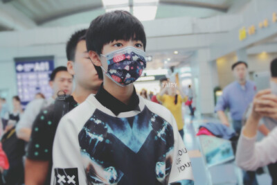 #王俊凯# #TFBOYS王俊凯# #TFBOYS#151007 重庆江北机场-上海虹桥机场 cr：KarryFairy