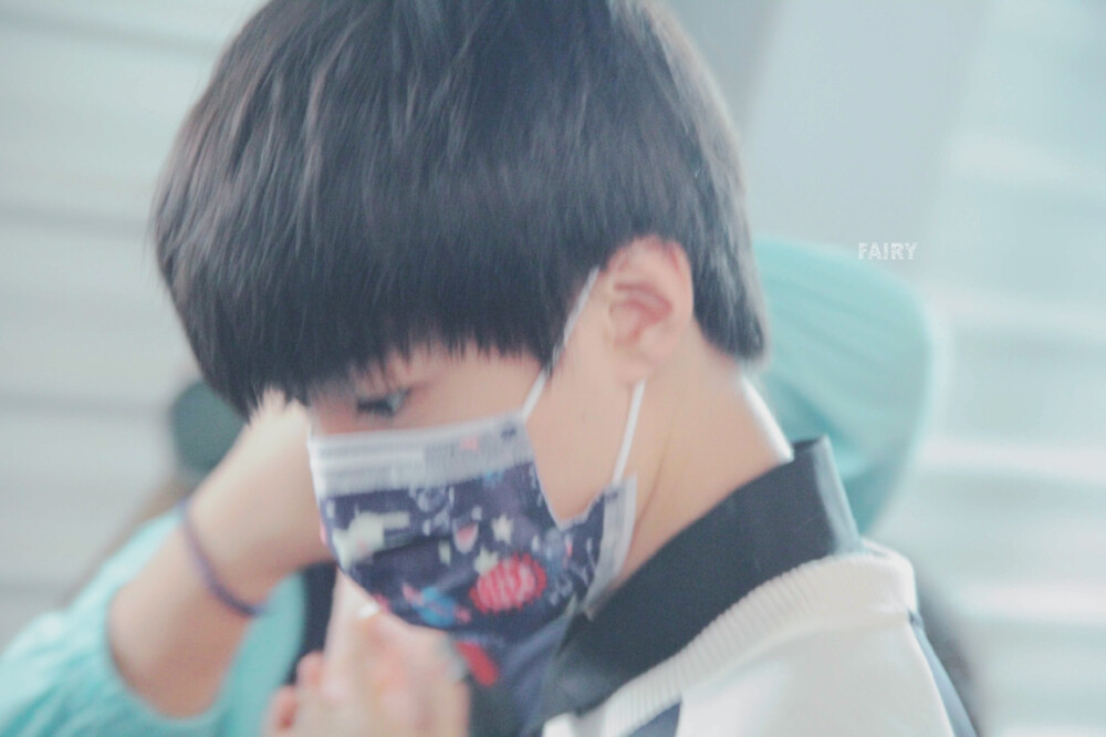 #王俊凯# #TFBOYS王俊凯# #TFBOYS#151007 重庆江北机场-上海虹桥机场 cr：KarryFairy