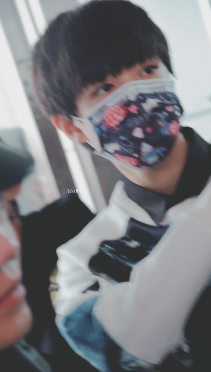 #王俊凯# #TFBOYS王俊凯# #TFBOYS#151007 重庆江北机场-上海虹桥机场 cr：KarryFairy