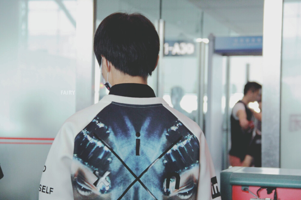 #王俊凯# #TFBOYS王俊凯# #TFBOYS#151007 重庆江北机场-上海虹桥机场 cr：KarryFairy