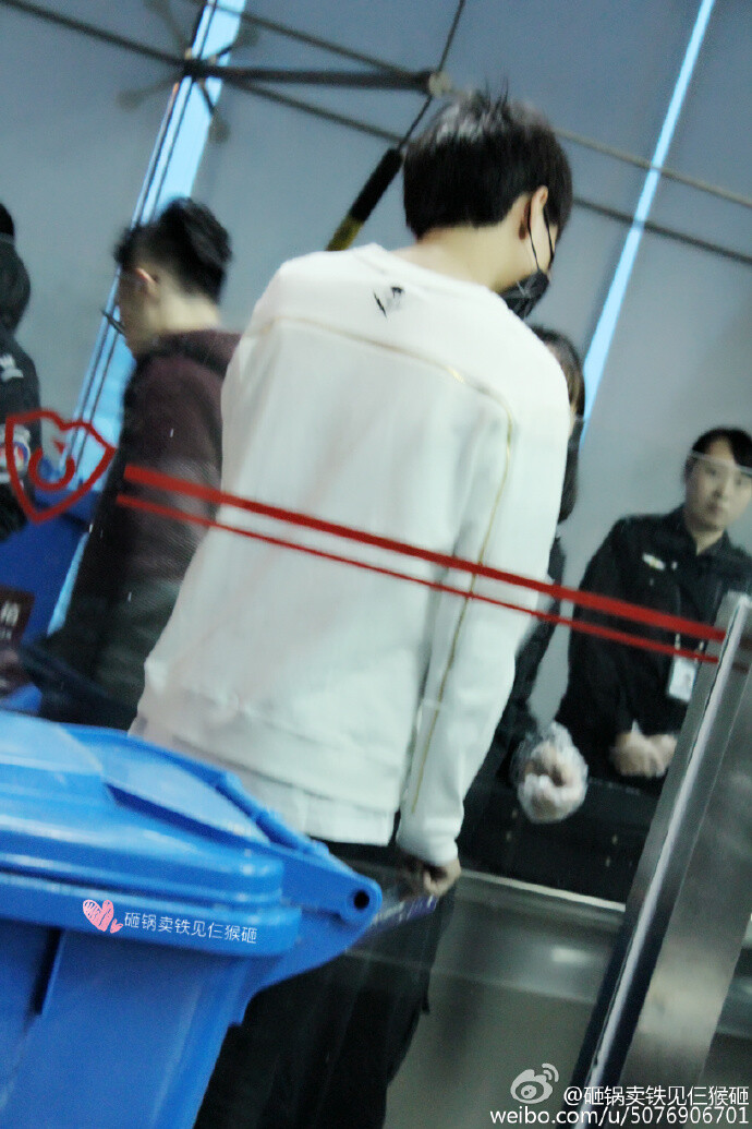 #王俊凯# #TFBOYS王俊凯# #TFBOYS#151205 宁波-重庆 cr：砸锅卖铁见仨猴砸