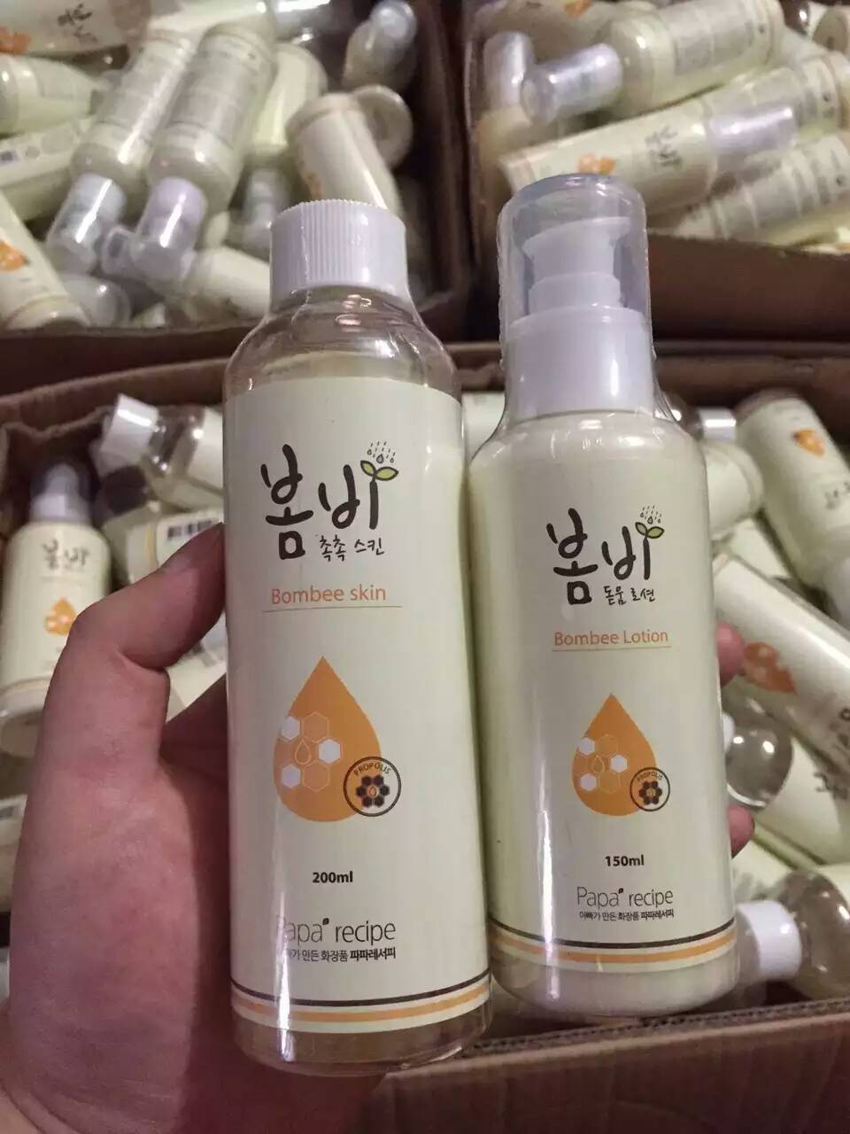 春雨水乳，春雨蜂蜜保湿水乳，一款很安全的补水水乳，水200ml +乳液150ml，100%零添加 ！保湿补水 收毛孔 消炎 抗痘痘 修复肌肤。水乳中87%都是蜂蜜原液，孕妇和小朋友都可以放心使用！春雨蜂胶一定不会让你失望