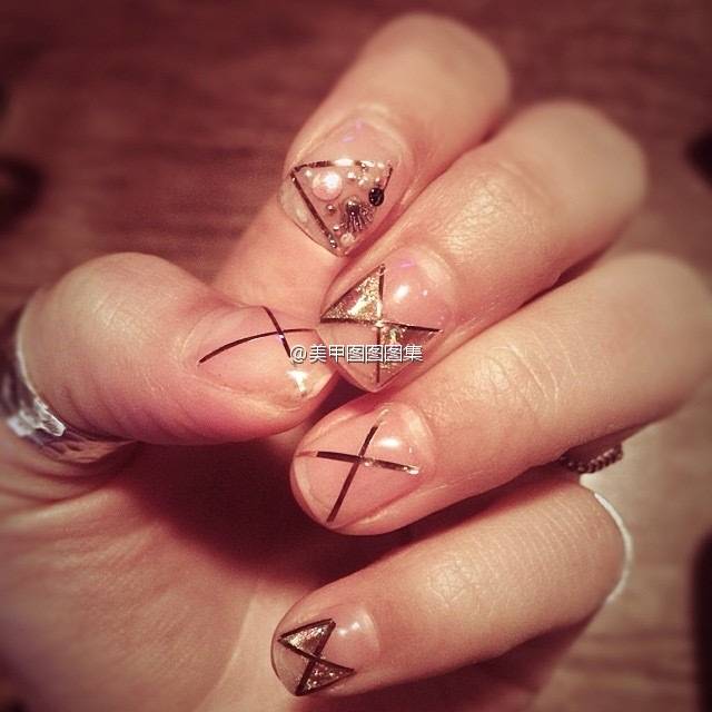 简约几何线条美甲