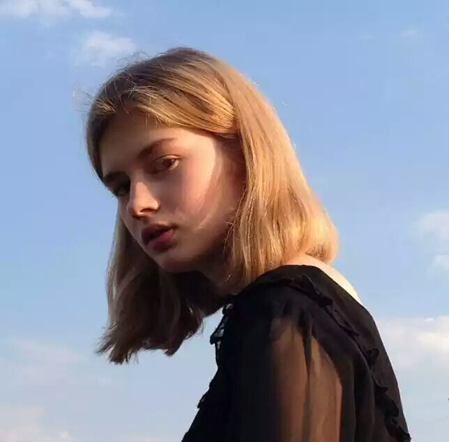 短发女孩也可以性感可爱