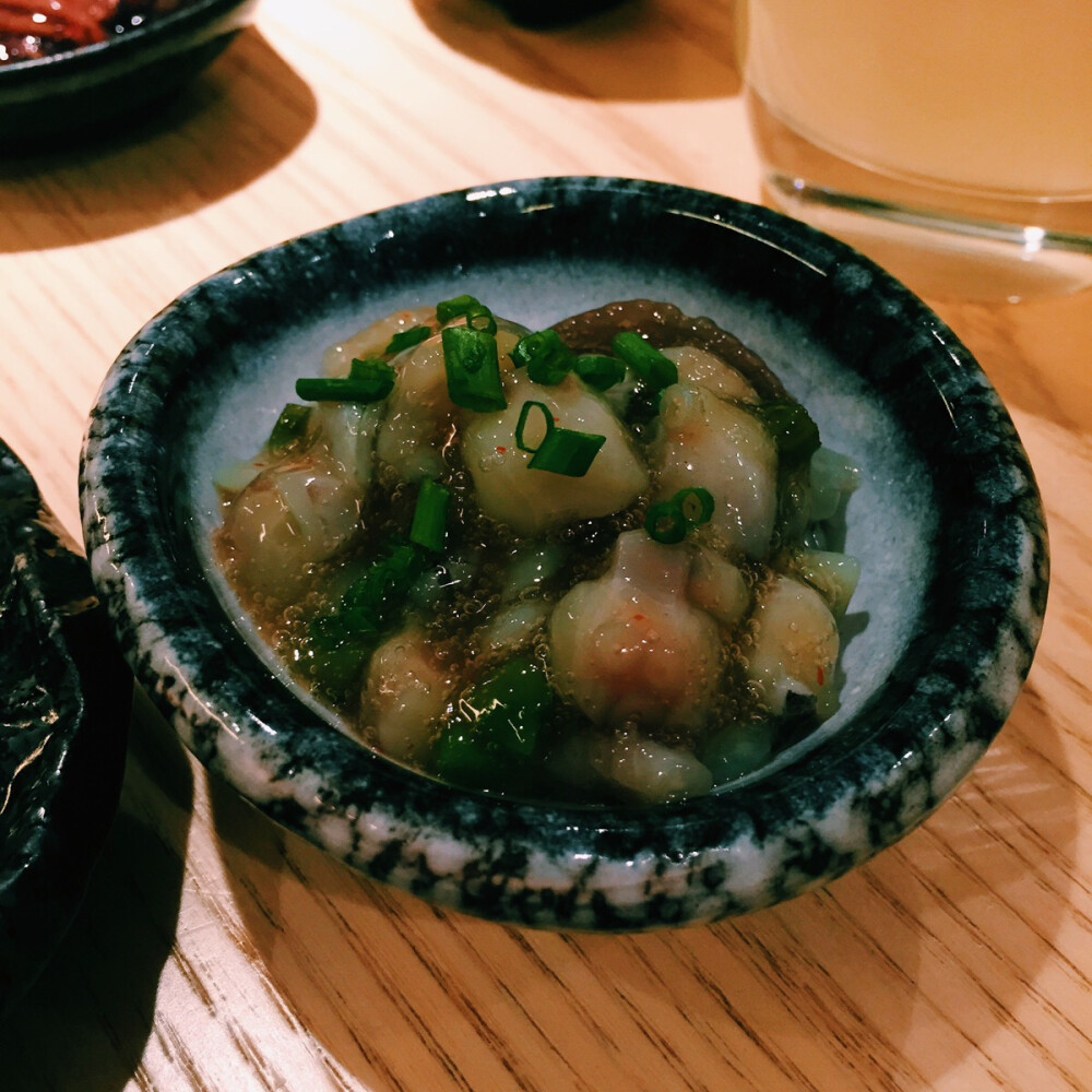 进贤路的真田食堂 店不大 周末或是晚上要排队排好久 老板日本人，料理分量不大，味道不错。可以尝试