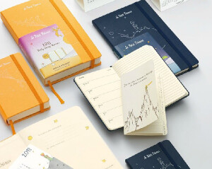 4.Moleskine （意大利）

这个本子我了解不多。而且本身是以笔记本出名的，纸质不如日本牌子，钢笔会渗。很多人用它的周记本来规划日程。黑色硬壳＋平摊＋绑带的设计就已经秒杀了很多人，朴素而不平庸的本子。但私以为写这样的本子更适合商务人士，适合比较静气的人。还出了小王子、hobbit等等特别有爱的限量版。大小有分口袋型、大型等等。普通口袋型笔记本TB价格100+RMB（同样没买过不知道正版与否）