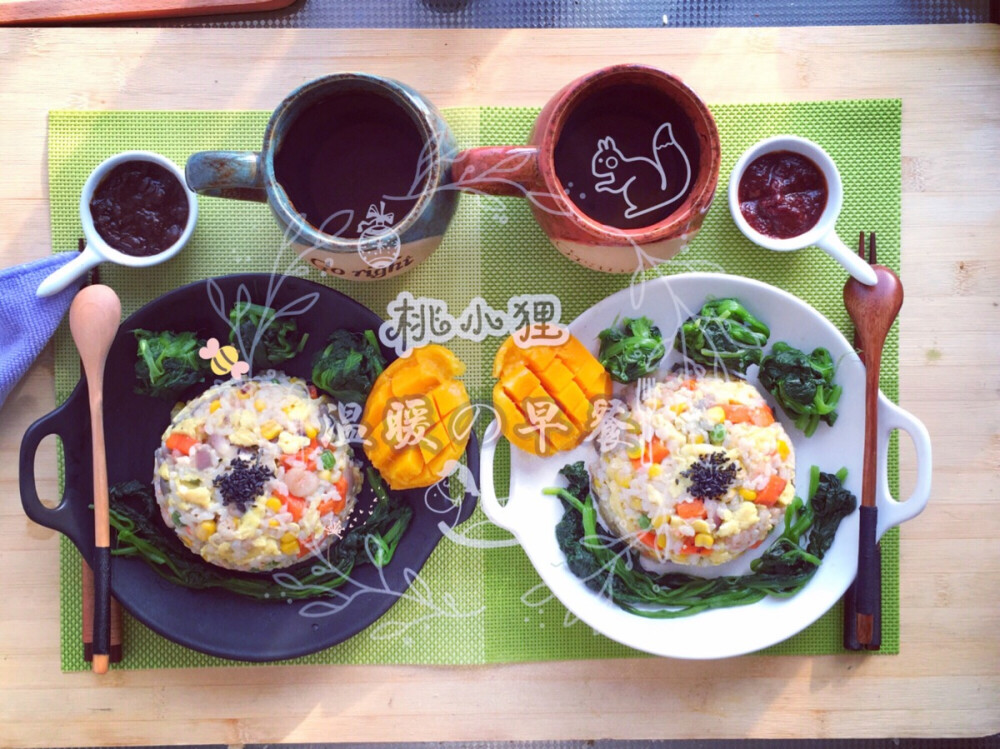 温暖の早餐
希望每天叫醒你的，☀️☀️☀️
不是闹铃，而是温暖の早餐
【 虾仁什锦炒饭+烫菠菜+小香芒+崂山绿凉茶】
虾仁什锦炒饭做法：
Step1.备料：洋葱切丝、胡萝卜切丁、青豆一小把、玉米脱成粒，虾仁煮熟切丁，米饭一碗，两颗鸡蛋打散。
Step2.油锅烧热，倒入蛋液翻炒八分熟捞出，紧接着倒入米饭干炒，翻炒成散粒。
Step3.另起一锅，少量油爆香洋葱，将其余食材全部倒入翻炒（、胡萝卜、青豆、虾仁），最后加入米饭鸡蛋，翻炒均匀即可。