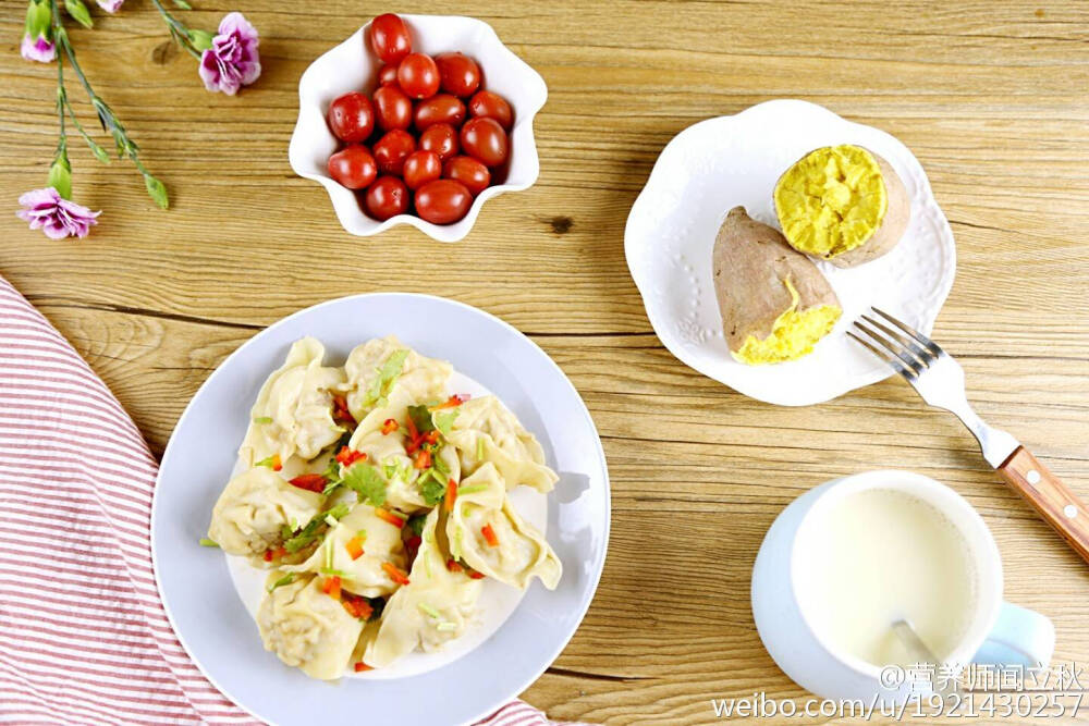 早安！今日#儿童营养早餐#之#十五分钟快手早餐#麻酱拌馄饨、微波炉烤地瓜、花生豆浆、小蕃茄。昨晚大雨没下呀，不知道会攒到什么时候哩！大家今天出门要增加衣物、带好雨具哦！[愉快]