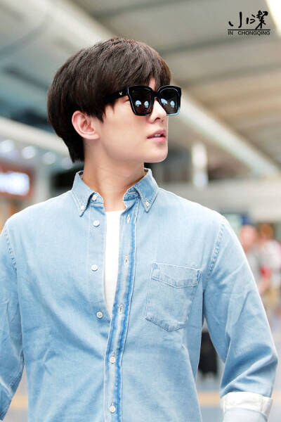 【高清】杨洋 机场 牛仔衣是我的最爱啊