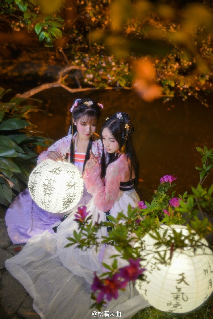 【海棠香】
#汉服##汉服摄影大赛#
天涯流落知何处，海棠无香玉有瑕。
来年花胜今年红，花落纷纷散风沙。
摄影/松溪大曲
出镜/@浅猪家的七七 @葵花花花儿
妆发/@译午阿阿牛哥 葵花
文案/@到处看风景的云仓鼠
海报/@芙蝶绮夢_喵
协力/@TINY_一起上天
服装/@朝露之城
主办/@重回汉唐汉服店 