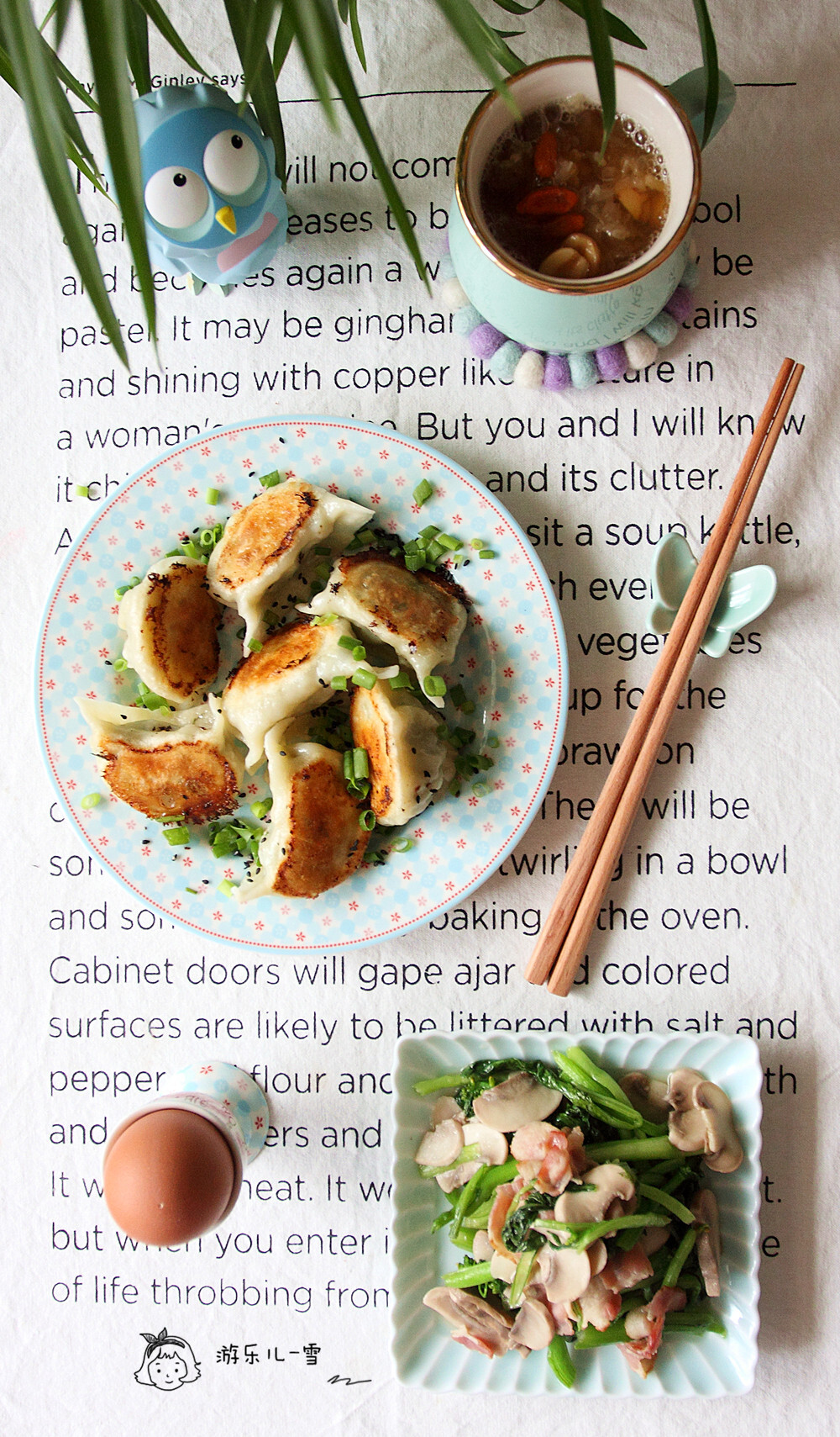 周四早餐：茴香煎饺+培根蘑菇炒菜心+银耳莲子百合羹。昨晚电闪雷鸣，早上刮起大风，天又凉了起来，忙到没时间做吃的，好在冰箱里有妈妈包的爱心饺子，拿出来煎着吃，瞬间温暖起来。还剩一点蘑菇和培根，炒香加入菜心，一点盐味道足够鲜美。银耳昨晚泡好，放入电饭锅预约，早上再放红糖拌匀。