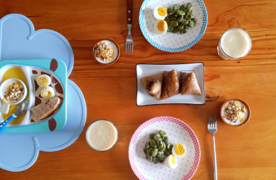 粽子，拌蚕豆，白煮蛋，豆浆，谷物优格❤冰箱里还有粽子存货，所以今天早上又是快手早餐~小朋友今天扒完两杯酸奶后改战粽子君，吃得笑眯眯的，这下好办了，一家子都爱吃粽子哈哈~