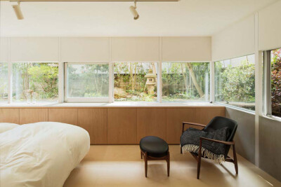 【东京的阳光住宅】Nerima House 是瑞典公司 Elding Oscarson 在2015年设计的，一栋位于日本东京的私人住宅，占地1065平方。客户想要保留老房子旁边的小花园，并且可以在家中欣赏绿色的美景。