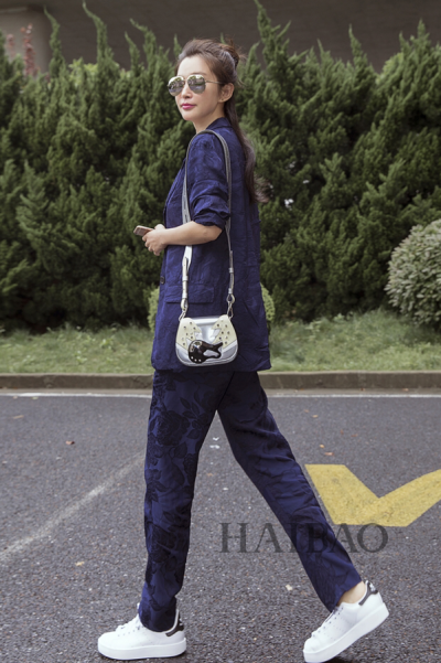 李冰冰——Jil Sander压花西服套装，搭配adidas Originals Stan Smith小白鞋和Tod's手袋，轻松帅气。
