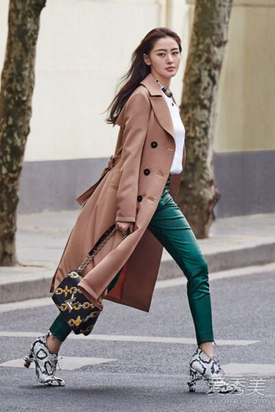 张天爱——LV的长风衣配皮裤和蛇纹靴子，手拎同品牌的链条包，气场十足。
