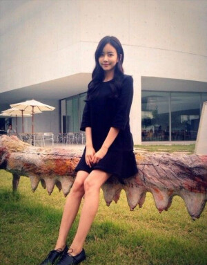 金宝凛（Kim Bo Reum），1987年2月12日出生于韩国，韩国女歌手、演员，毕业于韩国明知专科大学戏剧电影系。
2011年，金宝凛凭借KBS电视剧《Dream high》出道；12月，金宝凛出演电影 《致命一击》。8月，电视剧《主君的太阳》开播，金宝凛在该剧一人分饰两角；10月，金宝凛主演电影《夜之女王》。2014年，金宝凛主演电视剧《摩登农夫》。