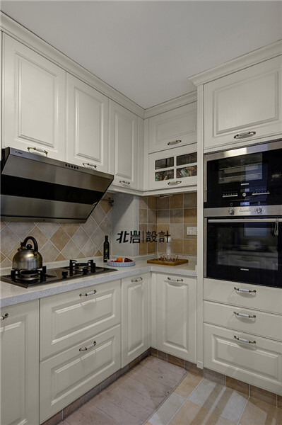 美式☆厨房|充满美式格调的橱柜，黑与白的经典搭配，厨房也可典雅有范。