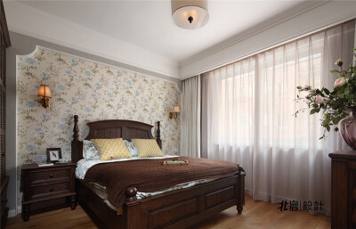 美式☆卧室|胡桃木色家具搭配素色花纹墙纸，浪漫惬意。