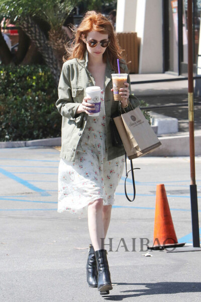 Emma Roberts——白色小碎花连衣裙配工装外套，清新甜美，白皙细长腿驾驭紧口靴子也很时髦。
