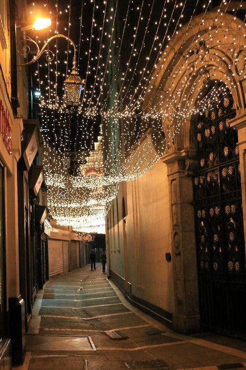 Grafton Street,Dublin,Ireland。爱尔兰都柏林格拉夫顿街，是都柏林市中心的两条主要购物街之一，另一条是亨利街。格拉夫顿街南起圣斯蒂芬绿地，北到学院绿地。这条街得名于英王查理二世的私生子第一任格拉夫顿公爵亨利·菲茨罗伊。跨越利菲河的奥康内尔桥建成后，格拉夫顿街从一个时髦的住宅区街道上变成一条繁忙的交通干道。