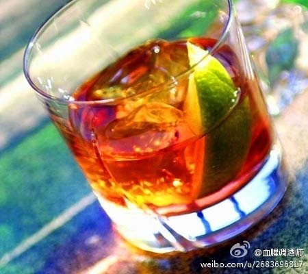 【苏格兰雾】烈酒~它绝对会让你体会毕生以来最晕眩、不知所云的一次，请不要因为喜欢上这种苏格兰雾协调的口感就贪杯哦~材料：苏格兰威士忌1份、苏打水2份、一片柠檬 制作：将材料倒入盛有冰块的酒杯，加入柠檬片，就成了苏格兰雾~~