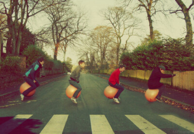 好朋友不需要太多，三个就够了，一个肯借你钱，一个肯参加你的婚礼，另一个肯参加你的葬礼。