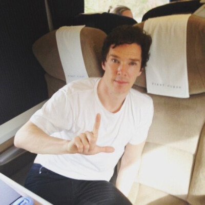 哟嚯！#Benedict Cumberbatch# 先生前几天在火车上的照片又来了一张！这位嫩小伙你谁？过分年轻了吧？最近的照片都是"最多20岁"系列~[羞嗒嗒]应该和我们昨天po的那张合影是同一趟旅程吧[喵喵]→OAllForBC-字幕组 （…