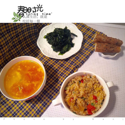 早餐打卡#黄金炒饭(假装颗粒分明)+西红柿蛋汤+凉拌螺旋海藻+蒸山药