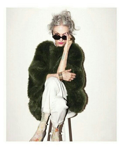 Linda Rodin 一个67岁的老太太活的比17岁的小姑娘还滋润，轻松掌控各种搭配风格。作为造型师和模特的Linda Rodin，还被《纽约时报》评为世界上最会穿衣人物之一，绝对酷炫到不行。