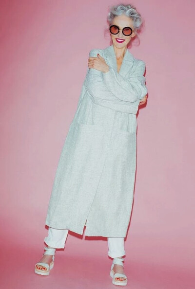 Linda Rodin 一个67岁的老太太活的比17岁的小姑娘还滋润，轻松掌控各种搭配风格。作为造型师和模特的Linda Rodin，还被《纽约时报》评为世界上最会穿衣人物之一，绝对酷炫到不行。