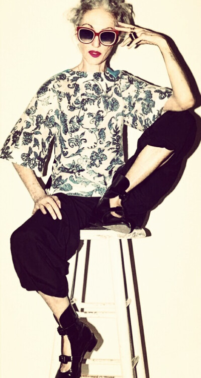 Linda Rodin 一个67岁的老太太活的比17岁的小姑娘还滋润，轻松掌控各种搭配风格。作为造型师和模特的Linda Rodin，还被《纽约时报》评为世界上最会穿衣人物之一，绝对酷炫到不行。