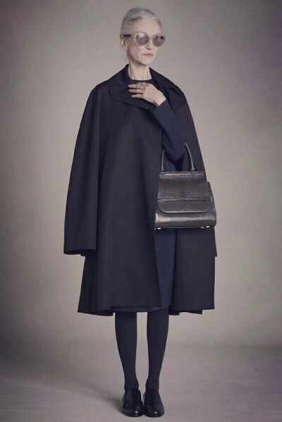 Linda Rodin 一个67岁的老太太活的比17岁的小姑娘还滋润，轻松掌控各种搭配风格。作为造型师和模特的Linda Rodin，还被《纽约时报》评为世界上最会穿衣人物之一，绝对酷炫到不行。