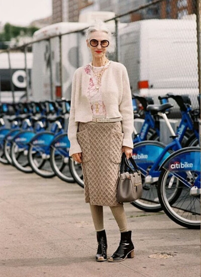Linda Rodin 一个67岁的老太太活的比17岁的小姑娘还滋润，轻松掌控各种搭配风格。作为造型师和模特的Linda Rodin，还被《纽约时报》评为世界上最会穿衣人物之一，绝对酷炫到不行。