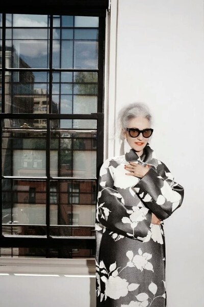 Linda Rodin 一个67岁的老太太活的比17岁的小姑娘还滋润，轻松掌控各种搭配风格。作为造型师和模特的Linda Rodin，还被《纽约时报》评为世界上最会穿衣人物之一，绝对酷炫到不行。