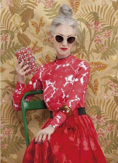 Linda Rodin 一个67岁的老太太活的比17岁的小姑娘还滋润，轻松掌控各种搭配风格。作为造型师和模特的Linda Rodin，还被《纽约时报》评为世界上最会穿衣人物之一，绝对酷炫到不行。