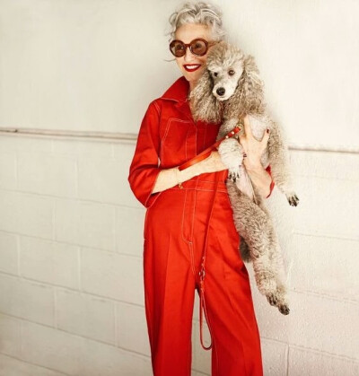 Linda Rodin 一个67岁的老太太活的比17岁的小姑娘还滋润，轻松掌控各种搭配风格。作为造型师和模特的Linda Rodin，还被《纽约时报》评为世界上最会穿衣人物之一，绝对酷炫到不行。