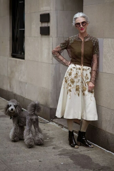 Linda Rodin 一个67岁的老太太活的比17岁的小姑娘还滋润，轻松掌控各种搭配风格。作为造型师和模特的Linda Rodin，还被《纽约时报》评为世界上最会穿衣人物之一，绝对酷炫到不行。