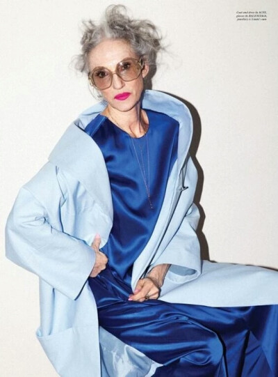 Linda Rodin 一个67岁的老太太活的比17岁的小姑娘还滋润，轻松掌控各种搭配风格。作为造型师和模特的Linda Rodin，还被《纽约时报》评为世界上最会穿衣人物之一，绝对酷炫到不行。